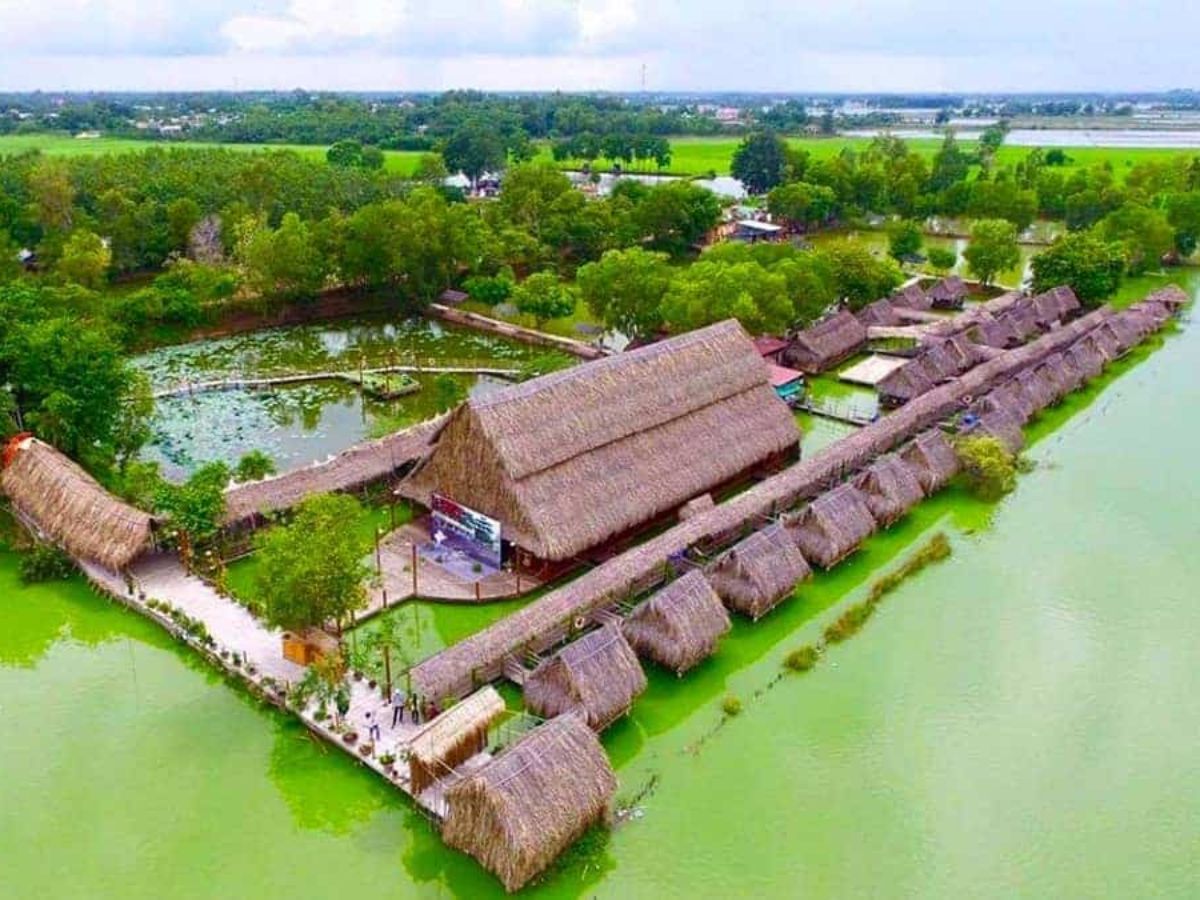 Khu du lịch Long Trung trên sông nước.