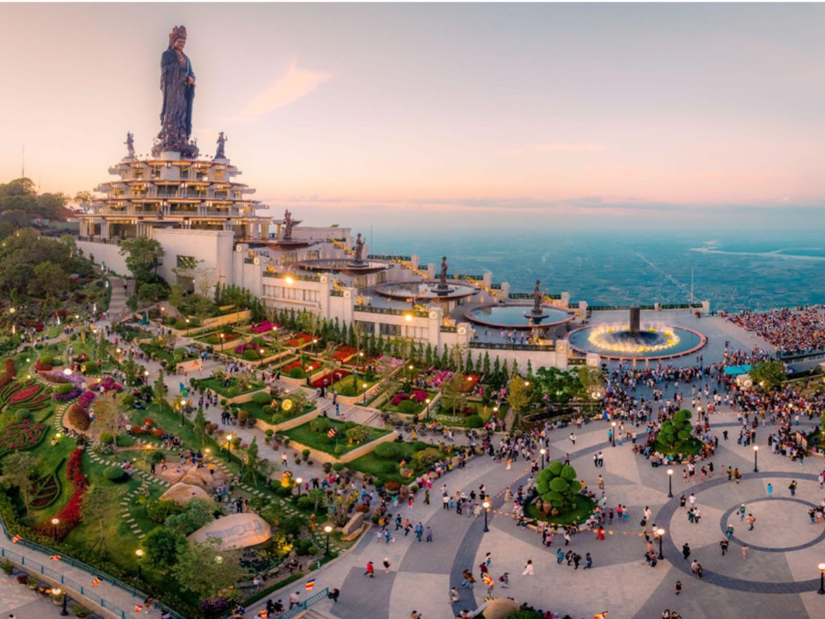 Khung cảnh núi Bà Đen tuyệt đẹp cùng tượng Phật Bà Tây Bổ Đà Sơn. 