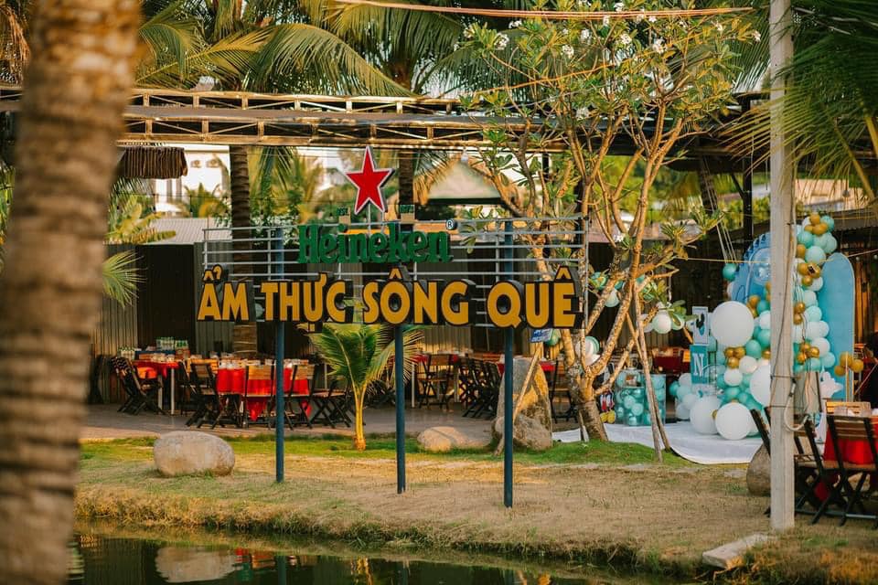 Sông Quê phù hợp cho nhóm bạn, gia đình hoặc du khách muốn trải nghiệm trọn vẹn ẩm thực sinh thái Tây Ninh giữa không gian xanh mát. 