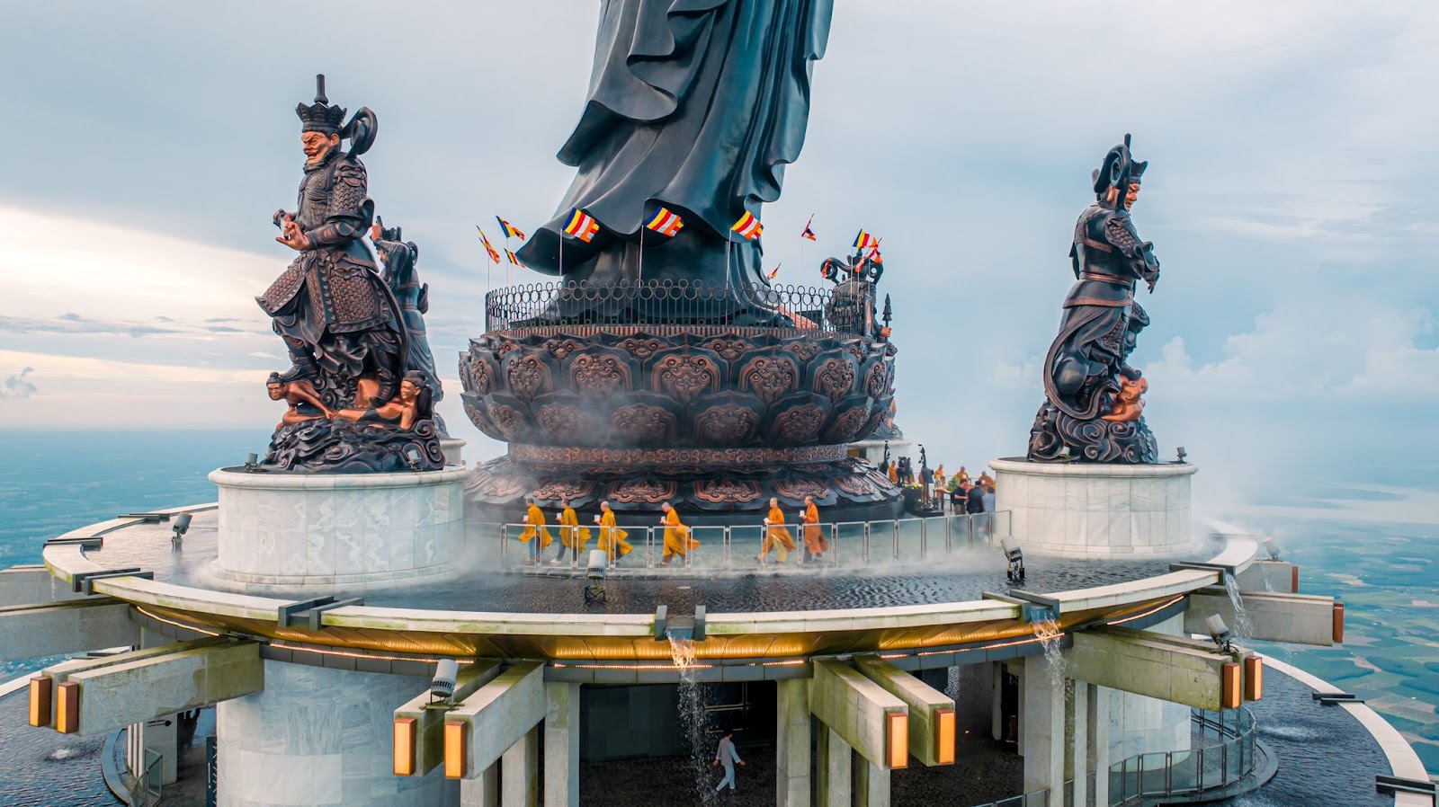 Những bước chân an tịnh bên tượng Phật Bà Tây Bổ Đà Sơn.