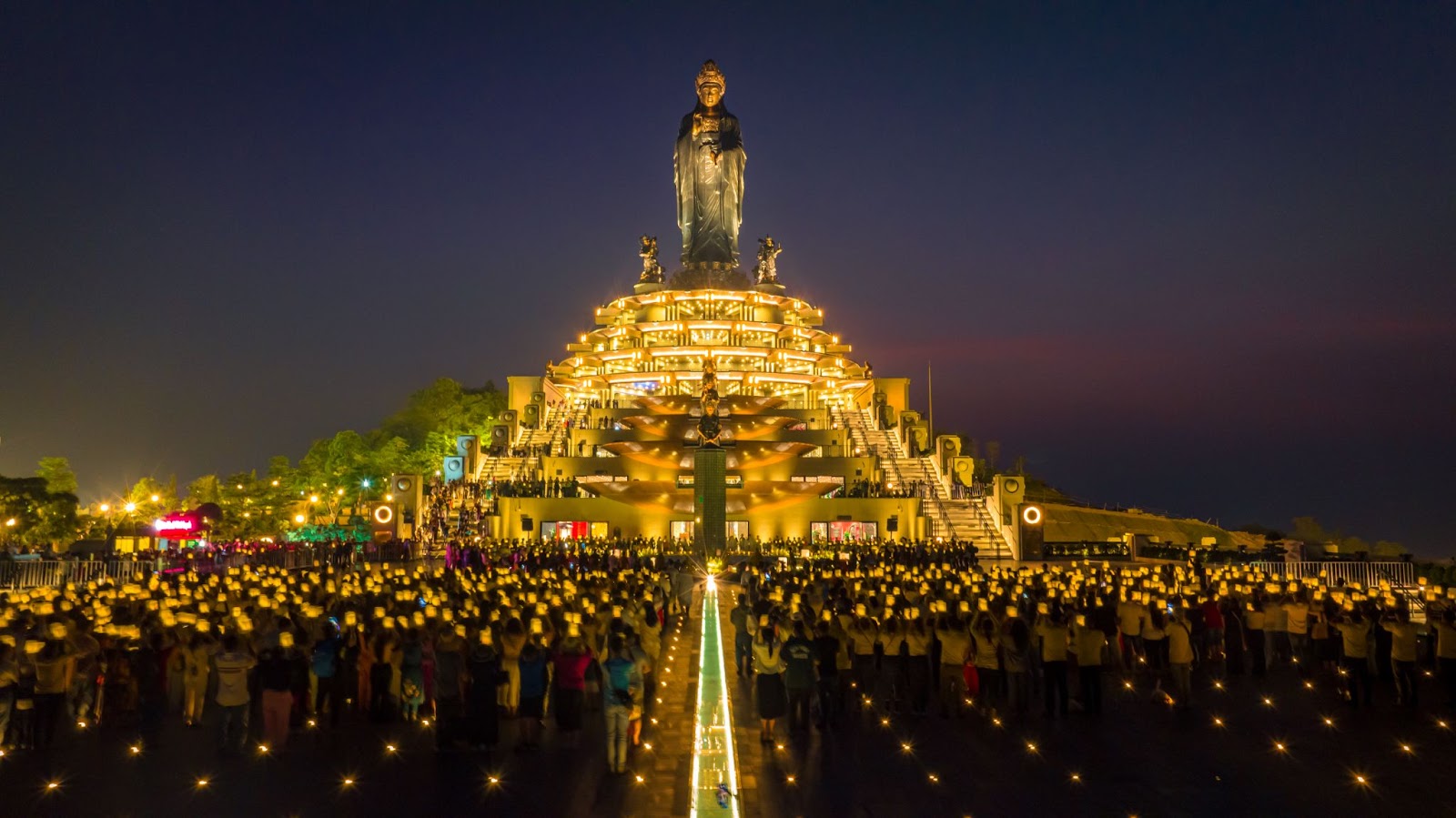 Hàng ngàn ánh đăng lung linh thắp sáng đêm lễ.