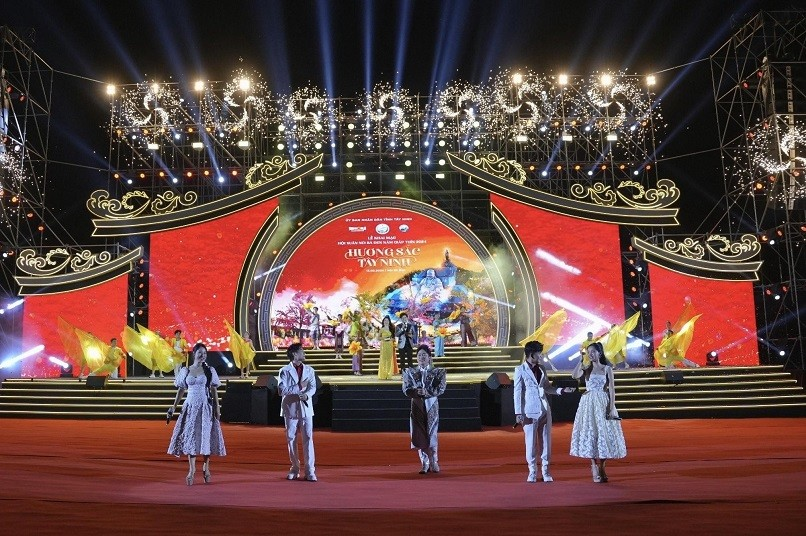 Biểu diễn văn nghệ tại hội xuân núi Bà Đen.