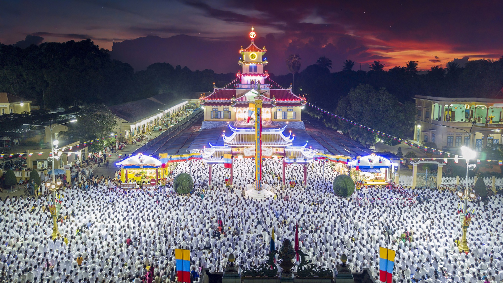 Lễ hội diễn ra đông đúc với rất nhiều phật tử và người hành hương.