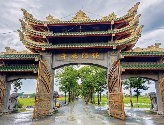 Cổng chùa Thiền Lâm Gò Kén.