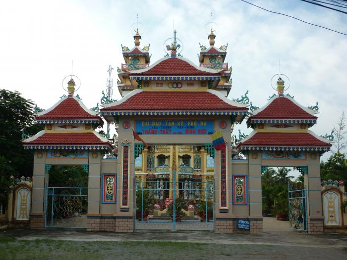 Bên ngoài cổng Thánh Thất Ninh Sơn.