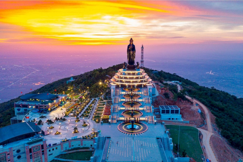 Núi Bà Đen vào lúc hoàng hôn.