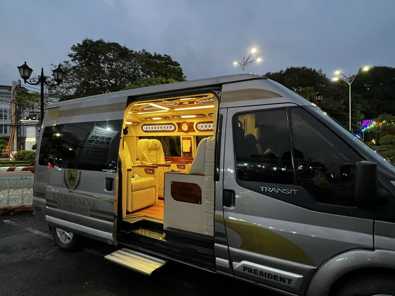 Xe Limousine thỏa mãn tiêu chí về giá cả và thời gian di chuyển.