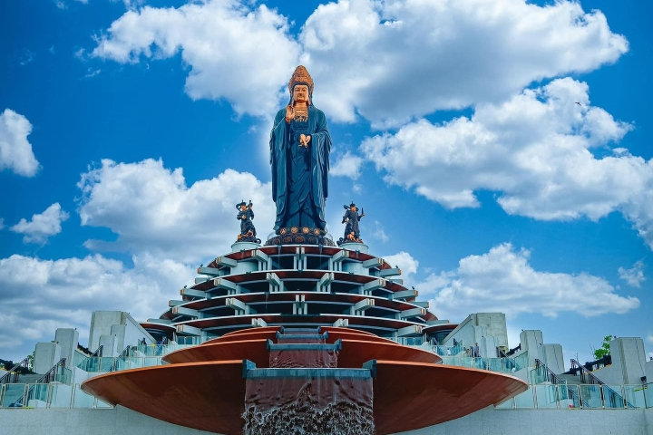 Các công trình tâm linh trên núi Bà Đen được xây dựng kỳ công.