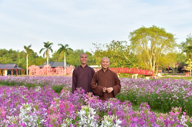 Du khách có thể khám phá ngôi chùa Tây Pháp bên trong Thủy Hoa Viên