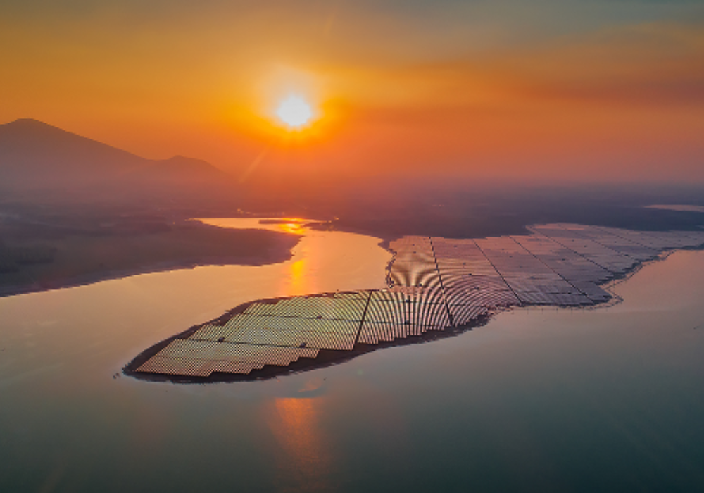 Vẻ đẹp của hồ Dầu Tiếng vào hoàng hôn.