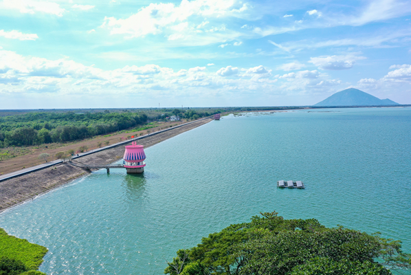 Du khách có thể cắm trại, thư giãn tại hồ Dầu Tiếng.