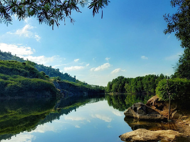 Cảnh quan thiên nhiên nơi đây phong phú và đa dạng.