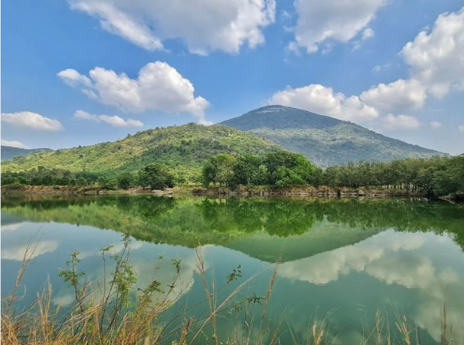 Hồ Núi Đá sở hữu vẻ đẹp hoang sơ.