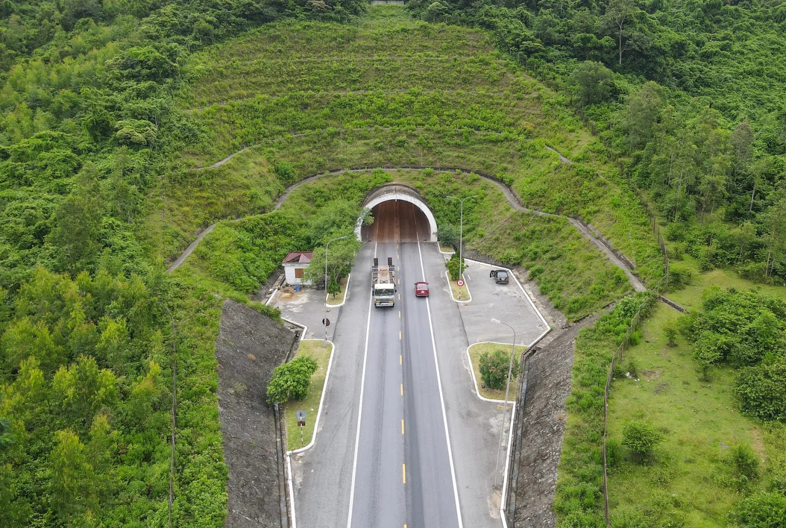 Tuyến quốc lộ 1A nối dài từ Bắc vào Nam. 