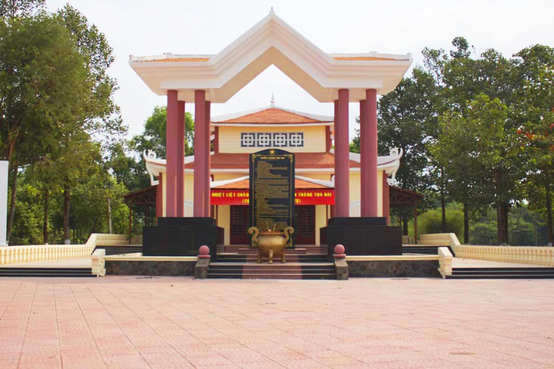 Khu vực bia tưởng niệm nghiêm trang.