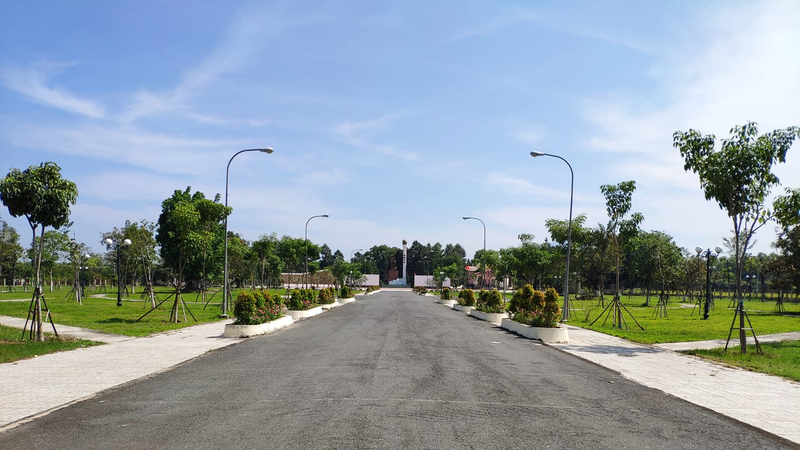 Khu vực khuôn viên thoáng đãng cùng những hàng cây xanh hai bên.