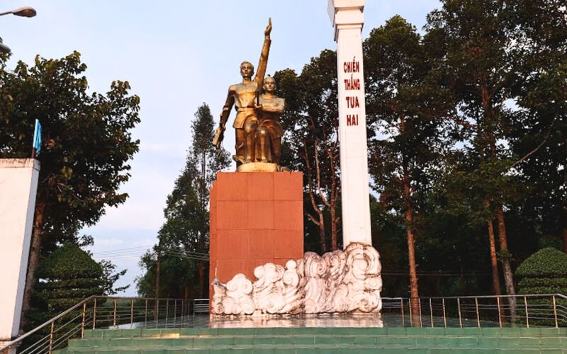 Khu vực tượng đài chiến thắng đầy hào hùng.