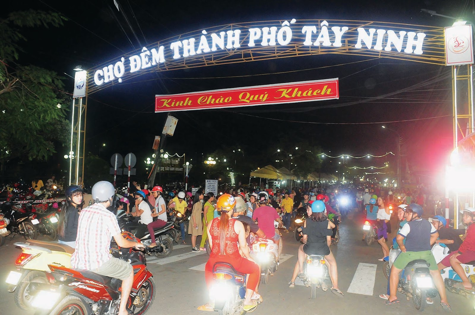 Chợ đêm Tây Ninh sôi động vào buổi tối.