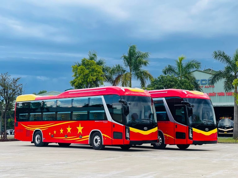 Di chuyển bằng xe khách đem lại cho du khách hành trình du lịch thư giãn, không cần lo lắng quá nhiều về di chuyển. 