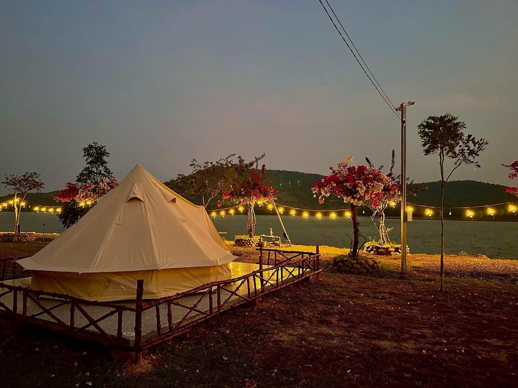 Trải nghiệm cắm trại qua đêm tại Hồ Dầu Tiếng sẽ mang lại cho du khách những kỷ niệm đáng nhớ.