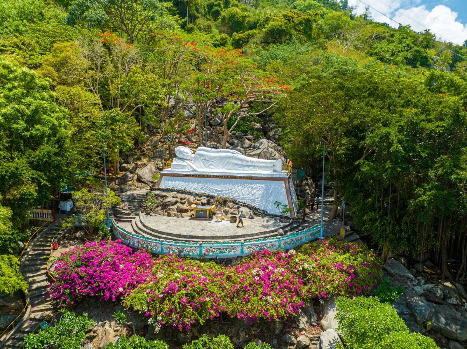 Hình ảnh Đức Phật an nhiên nằm nghiêng, biểu trưng cho khoảnh khắc bước vào Niết Bàn tại Núi Bà Đen.