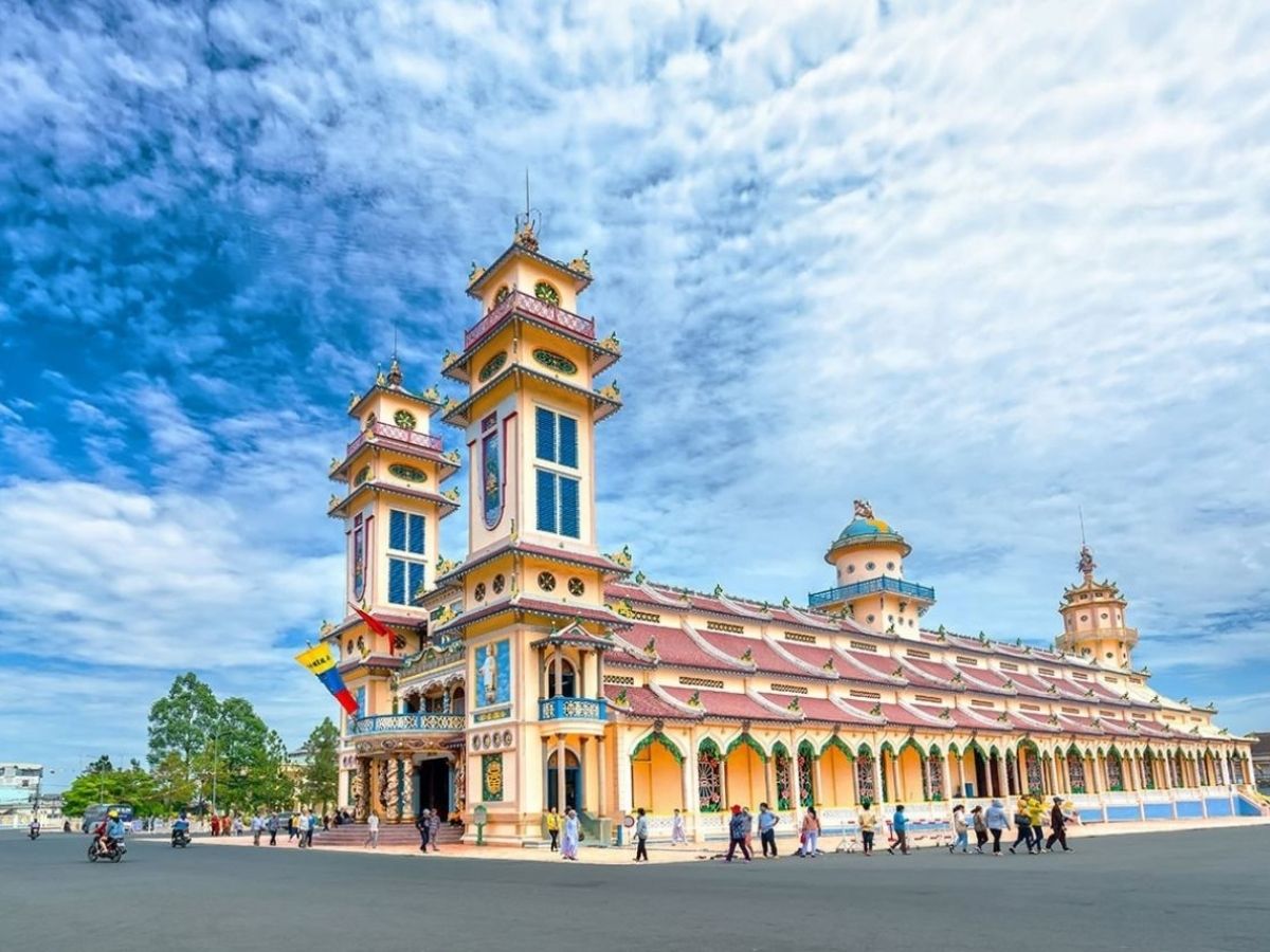 Tòa Thánh Tây Ninh gây ấn tượng mạnh với kiến trúc tôn giáo độc đáo.