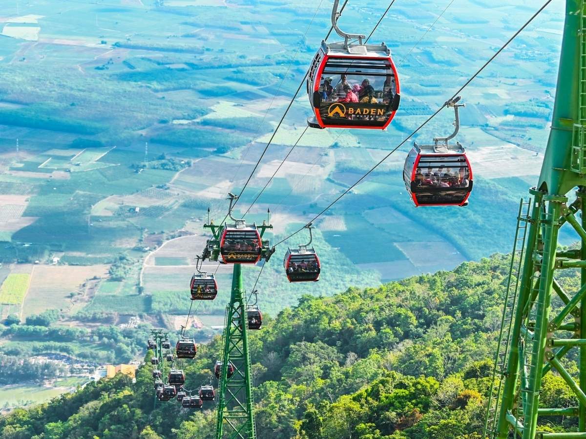 Hệ thống cáp treo hiện đại giúp du khách chinh phục đỉnh núi Bà Đen dễ dàng và nhanh chóng hơn.