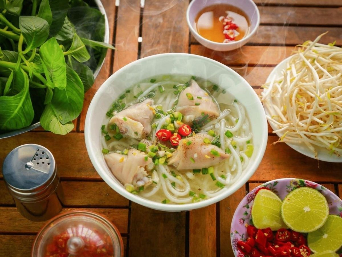 Bánh canh Trảng Bàng là món đặc sản nổi bật của Tây Ninh.
