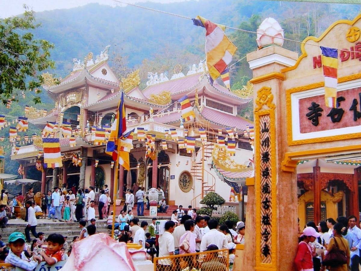 Khi vào chùa, các điểm tâm linh, cần giữ trật tự, ăn mặc kín đáo và xếp hàng trật tự khi thực hiện nghi lễ. 