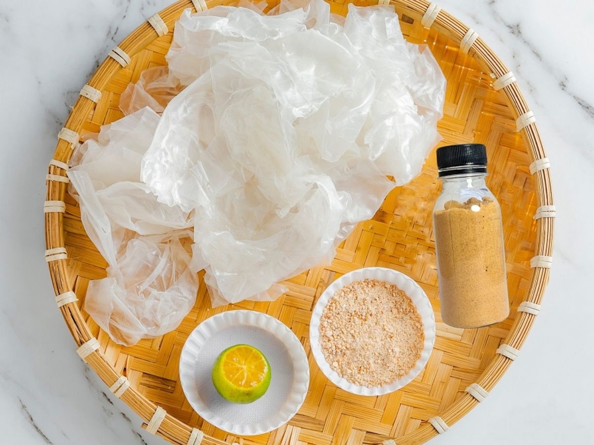 Bánh tráng phơi sương là món quà nổi bật của Tây Ninh.