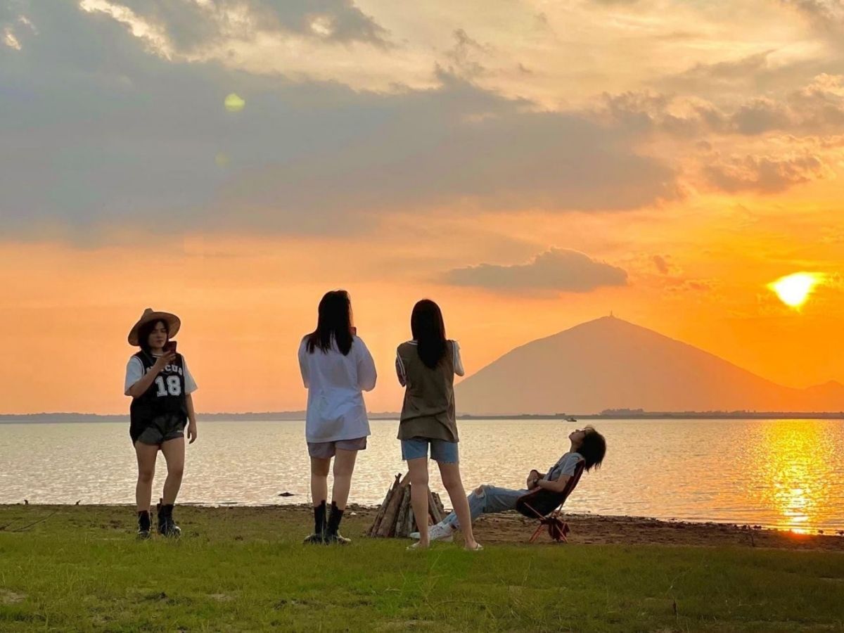 Hồ Dầu Tiếng là hồ nước nhân tạo lớn nhất Việt Nam, nổi tiếng với mặt nước phẳng lặng và khung cảnh thơ mộng. 