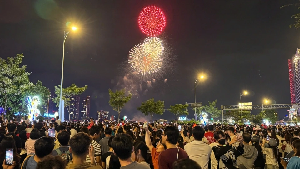 Người dân nên đi sớm để có những vị trí đẹp ngắm pháo hoa. 