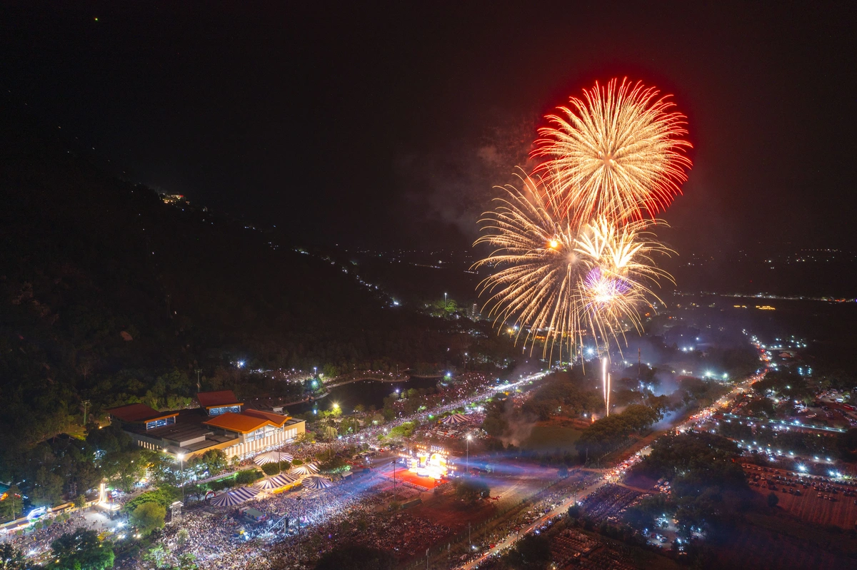 Màn bắn pháo hoa chào đón năm mới 2025 tại núi Bà Đen.