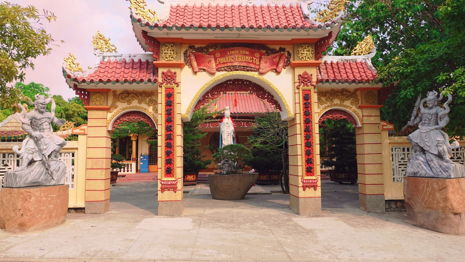 Khu vực phía trước chùa Trung