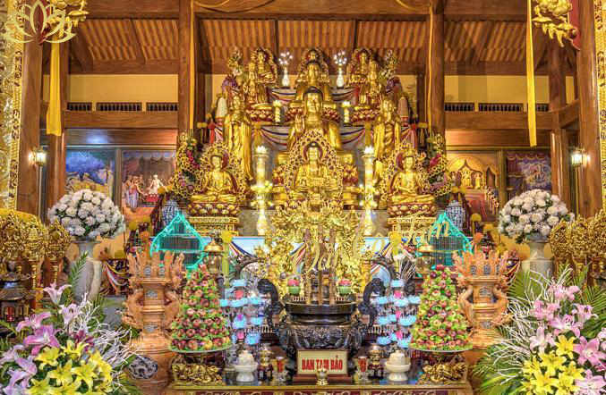 Ý nghĩa tượng Phật trong chùa qua lớp Ứng thân này là lời nhắc nhở rằng Phật pháp không xa vời mà luôn gần gũi. 