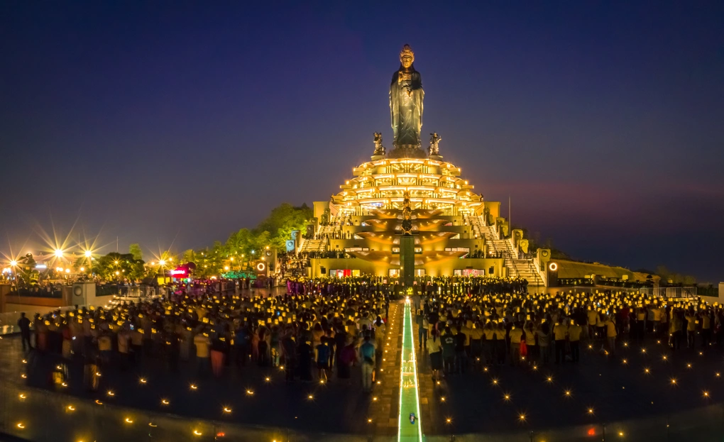 Du lịch Núi Bà Đen Tây Ninh vào dịp 8/3 để cầu bình an cho tất cả phụ nữ sống trong gia đình.