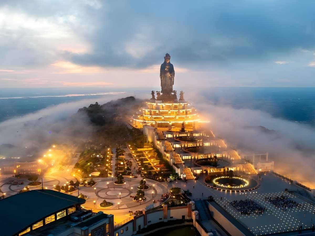 Núi Bà Đen Tây Ninh với không gian núi cao, cảnh quan rộng mở là lựa chọn phổ biến vào dịp lễ 8/3 sắp tới. 