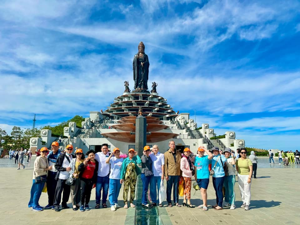 Lựa chọn trang phục phù hợp để có trải nghiệm trọn vẹn khi di chuyển Núi Bà Đen Tây Ninh vào dịp lễ 8/3. 