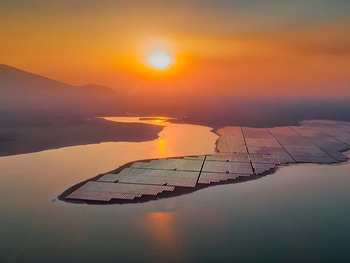 Hồ Dầu Tiếng chính là hồ nước nhân tạo nằm trên địa phận của xã Dương Minh Châu, không gian kết hợp hài hòa với bãi cỏ và mặt nước. 