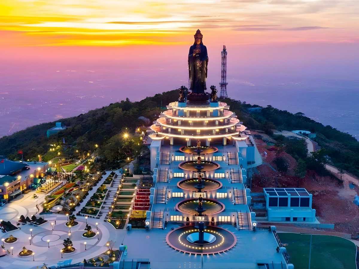 Tây Ninh sở hữu cảnh quan đa dạng gồm núi non, hồ nước và nhiều công trình nổi bật nên thích hợp để lựa chọn làm điểm du lịch. 