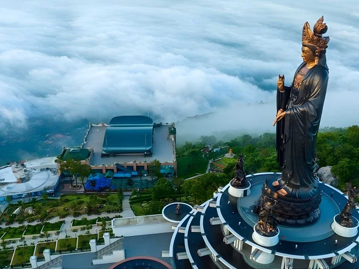 Núi Bà Đen Tây Ninh là một trong những điểm du lịch thu hút nhiều du khách ghé thăm vào dịp 30/4. 