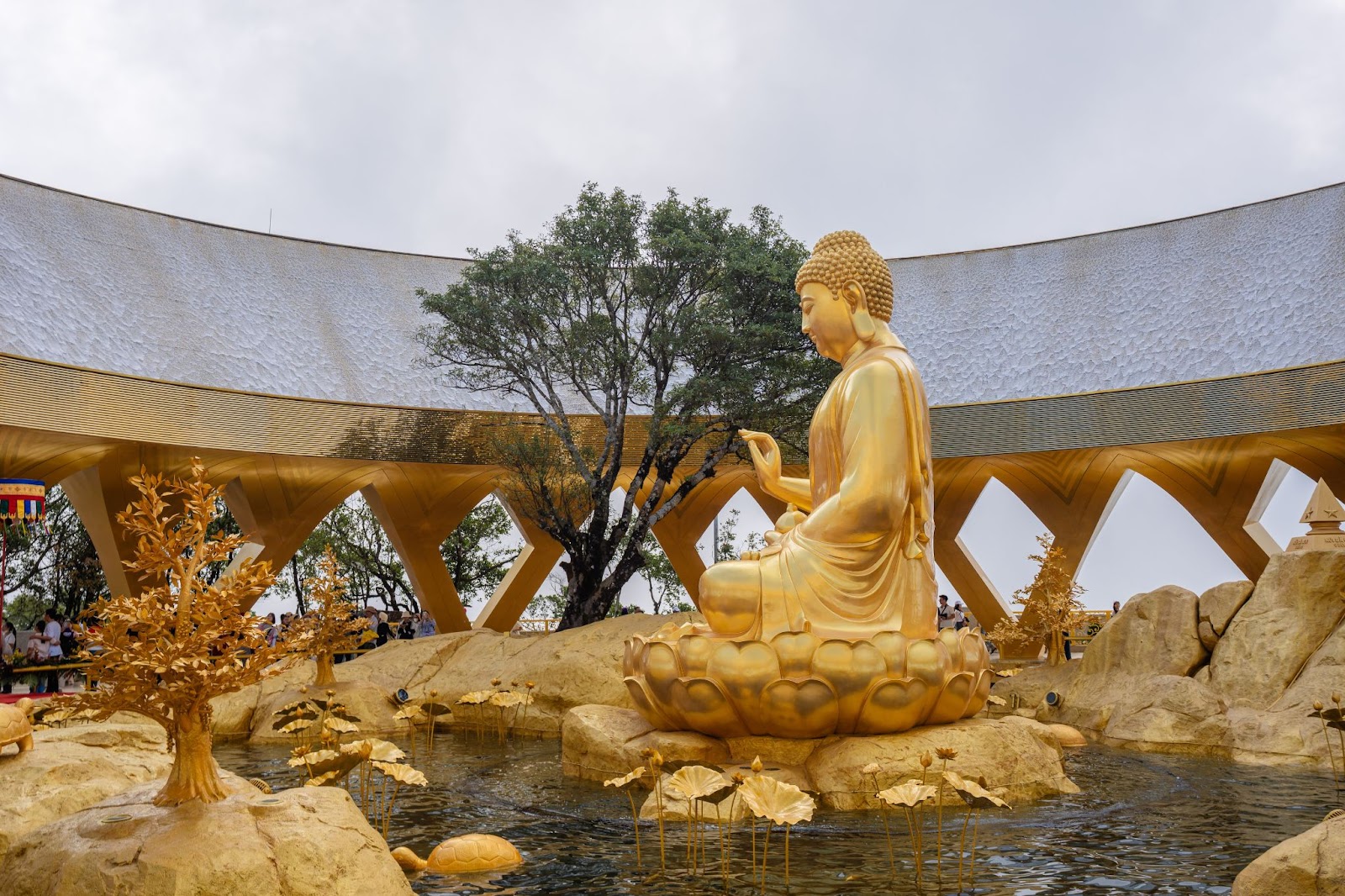 Tượng Phật Câu Na Hàm Mâu Ni với ánh vàng rực rỡ nằm ở vị trí cao nhất đỉnh núi Bà Đen 